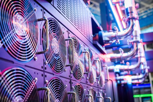 Nahaufnahme von Serverlüftern in einem Rechenzentrum