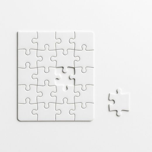 Weißes Puzzle mit einer Lücke und einem einzelnen Puzzleteil daneben.