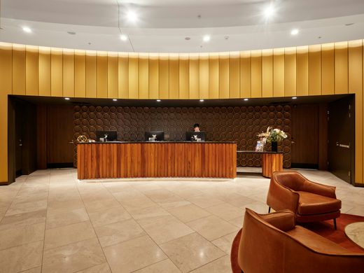 Moderne Hotelrezeption mit Holzverkleidung und Sesseln